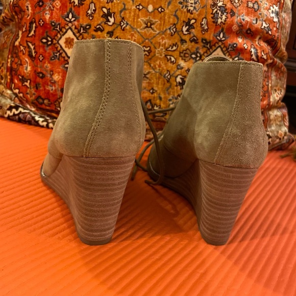 Lucky Brand Suede bootie lace-up wedge in camel size 7.5 BRAND NEW - Picture 3 of 11